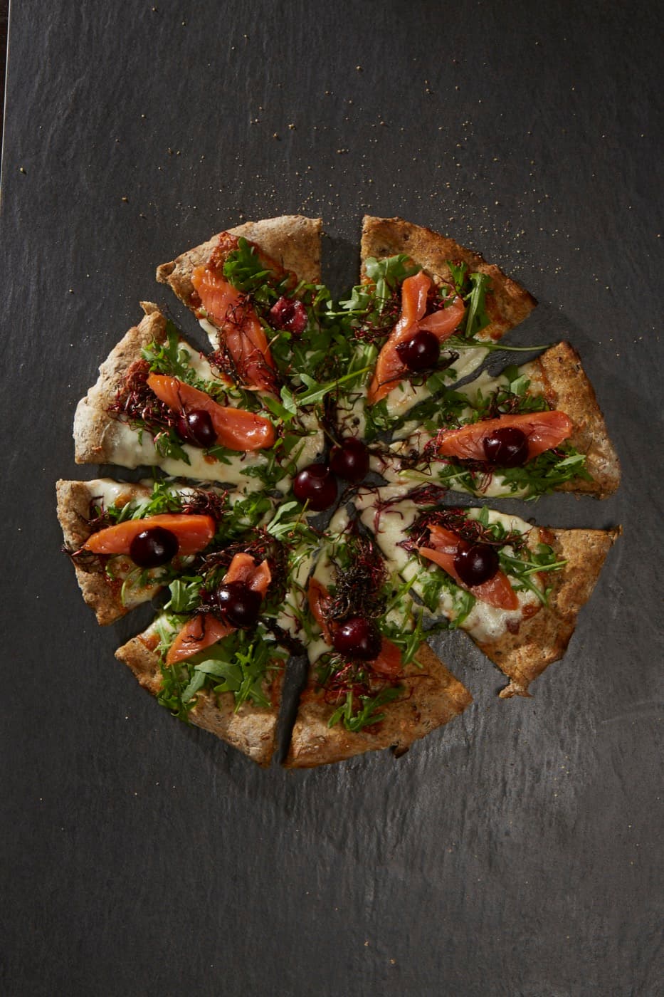 Pizza con ciliegie di Vignola, ventresca di salmone Upstream e gin ai capperi