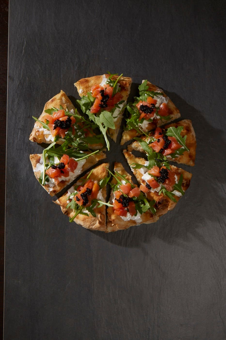 Pizza con salmone affumicato Upstream, burrata e caviale