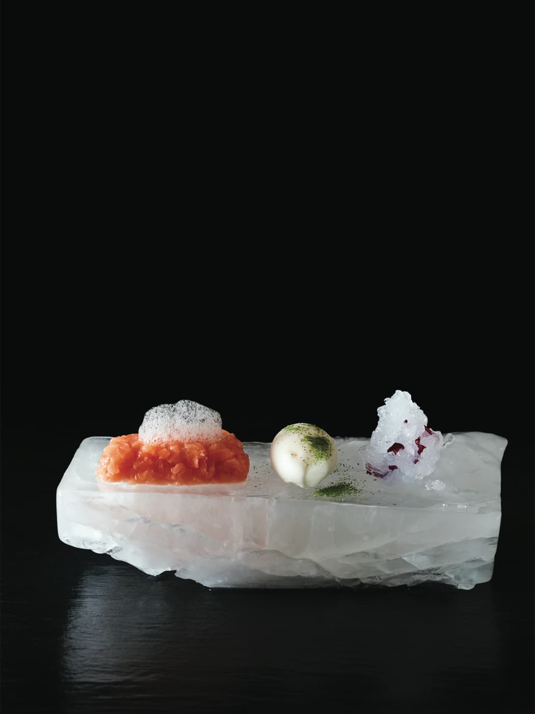 Puro Upstream marinato con schiuma al pino mugo, gelato al fieno e granita al gin tonic con cetrioli freschi e petali di rosa