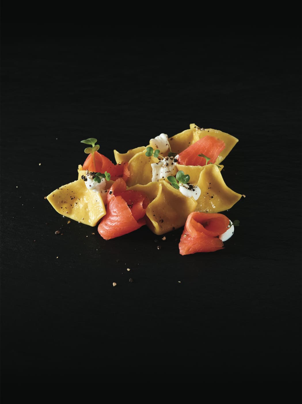 Raviolini di porro e salmone affumicato con crème fraîche