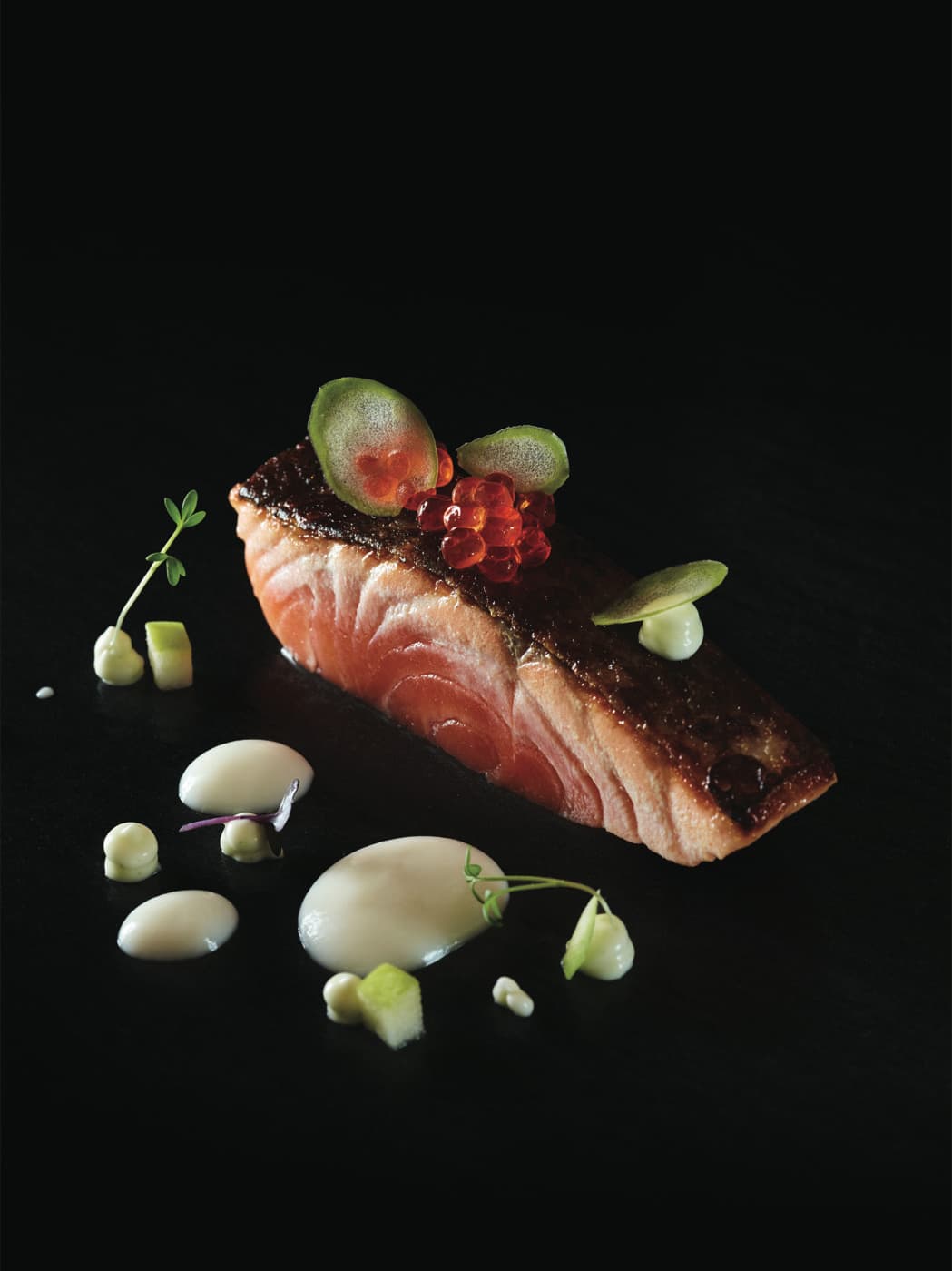 Salmone affumicato e le sue uova, cantarelle croccanti, maionese all'avocado e sorbetto al cetriolo